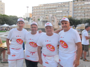 il presidente di Apisa Giuseppe Lucia (il secondo da sinistra) con i maestri dell'Associazione Pizzaioli campani