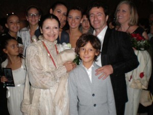 Toni Candeloro con i suoi allievi e Carla Fracci